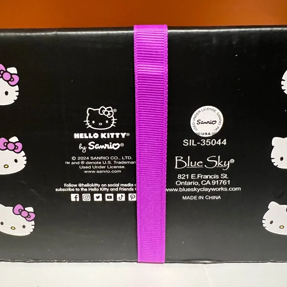 Hello Kitty Halloween Mug
and Figurine Set - Picture 8 of 8